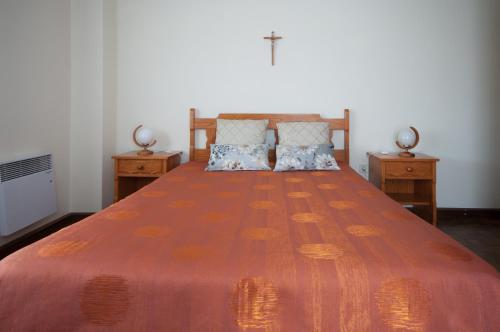 ArcozeloにあるApartamentos Turisticos Ceu Azulのベッドルーム1室(大型ベッド1台、ナイトスタンド2台付)