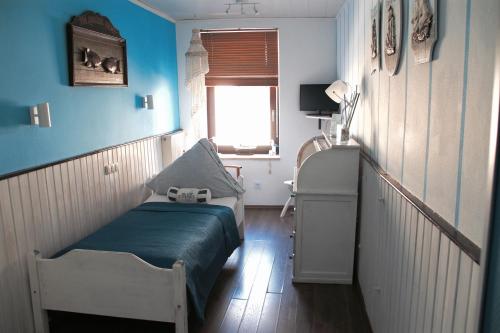 ein Krankenhauszimmer mit einem Bett und einem Fenster in der Unterkunft Hotel Simonis in Kobern-Gondorf