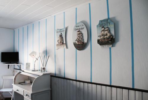 una camera con parete a strisce blu e bianche di Hotel Simonis a Kobern-Gondorf
