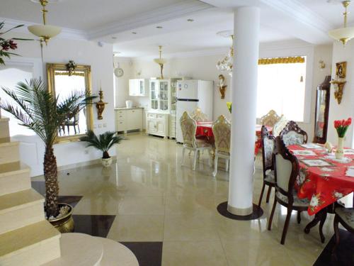 a kitchen and dining room with a table and chairs at Dom Tulipan in Krynica Zdrój