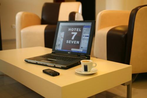 Hotel Seven 7にあるテレビまたはエンターテインメントセンター