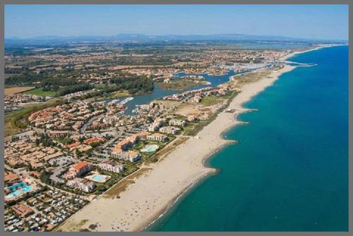 an aerial view of a beach and the ocean at Mobil-home 6 personnes in Mimizan
