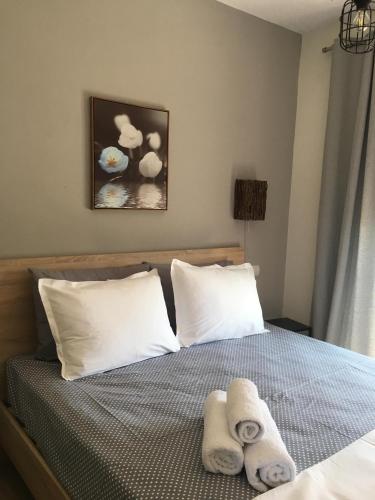 a bedroom with a bed with towels on it at Sunset View in Ofrínion