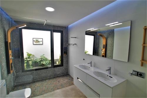 Kylpyhuone majoituspaikassa Holiday House and Spa Lanzarote
