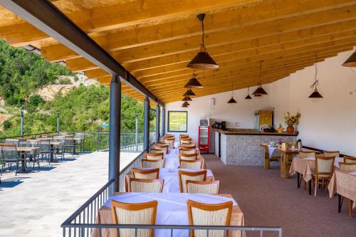 een restaurant met tafels en stoelen en een bar bij Pansion Villa Betina in Lovran