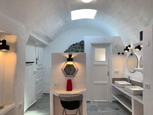 Gallery image of Timedrops Santorini Villas in Emporio