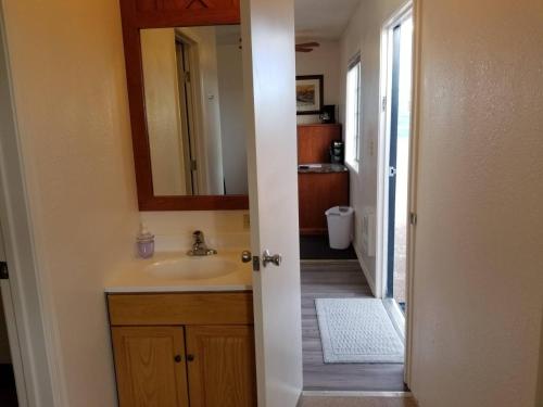 uma casa de banho com um lavatório e um espelho em 072A Affordable Getaway near South Rim Sleeps 4- No Kitchenette em Valle