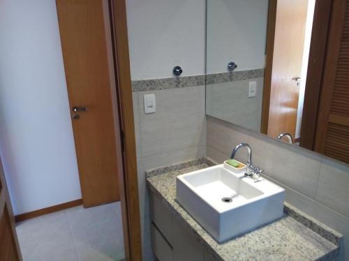 A bathroom at PRAIA DO FORTE - CONDOMINIO VILLAGE DAS ACACIAS - PISCINAS NATURAIS