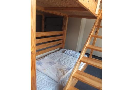 高山市にあるHidamarinoyu mix dormitory / Vacation STAY 40392の二段ベッド1組(はしご付)が備わる客室です。