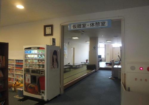 un magasin avec un distributeur automatique dans une pièce dans l'établissement Hidamarinoyu mix dormitory / Vacation STAY 40392, à Takayama