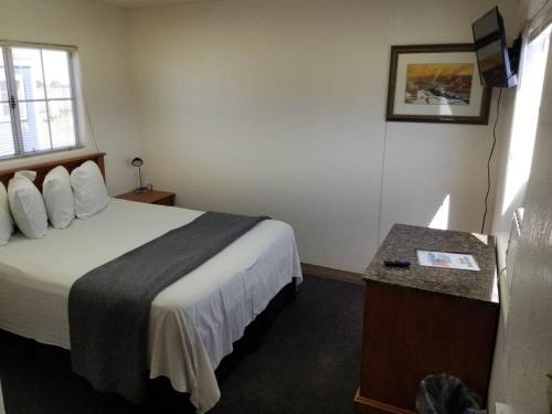 Habitación de hotel con cama y mesa en 068C Cozy Studio Grand Canyon South Rim Sleeps-2 en Valle