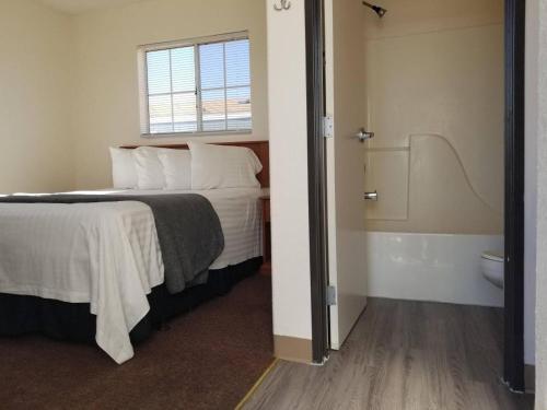 sypialnia z łóżkiem oraz łazienka z wanną w obiekcie 068D Cozy Studio Grand Canyon South Rim Sleeps-2 w mieście Valle