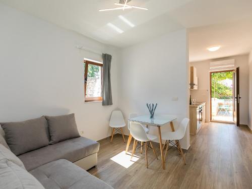 een woonkamer met een bank en een tafel bij Apartment Stefano - free wine&spirit tasting in Višnjan