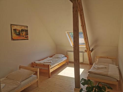 a room with two bunk beds and a window at Gasthof Tatenhausen Ferienwohnungen in Tatenhausen