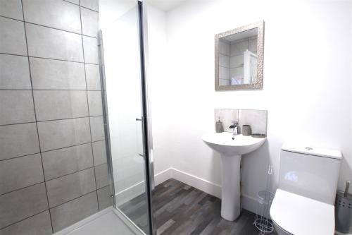 La salle de bains est pourvue d'une douche et d'un lavabo. dans l'établissement Fabrik Apartments - 66 Central Drive, à Blackpool
