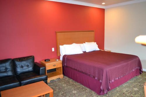 Ένα ή περισσότερα κρεβάτια σε δωμάτιο στο The Miramar Inn & Suites