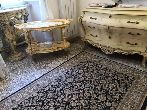 a room with a dresser and a table and a rug at Felikshouse in Rome
