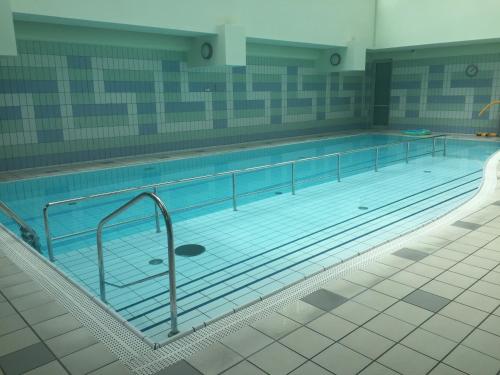 a large swimming pool with aicrobialicrobialicrobialicrobial at Lux apartament Poznań, ul. Mostowa 19 D/5 in Poznań