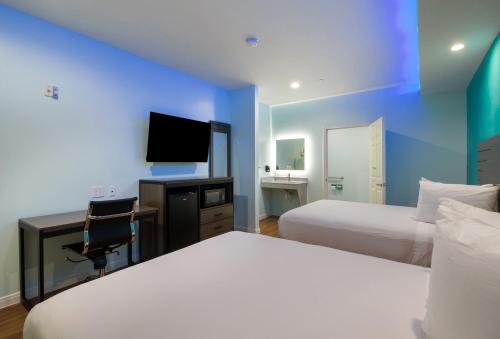 En eller flere senge i et værelse på Americas Best Value Inn- Aldine Westfield