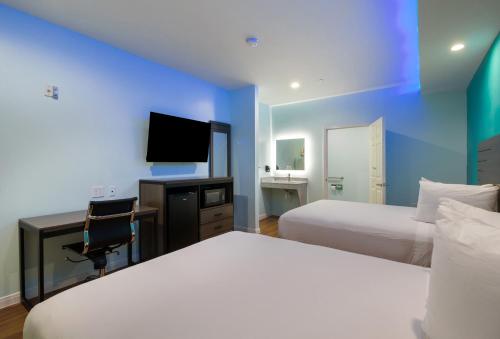 Postel nebo postele na pokoji v ubytování Americas Best Value Inn- Aldine Westfield
