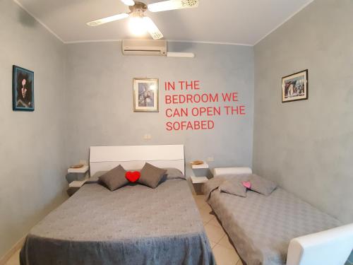 リド・ディ・オスティアにあるLory flat near Ostia skatepark Fiumicino airportのベッドルーム1室(ベッド2台付)、