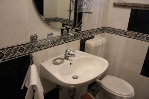 Ένα μπάνιο στο Apartment Pirović