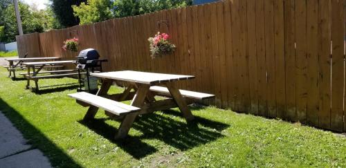Gambar di galeri bagi Edgewater Inn di Sylvan Lake