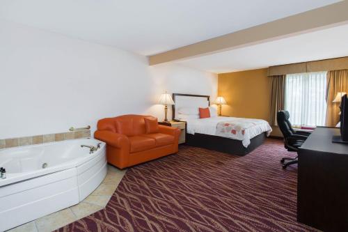 Postel nebo postele na pokoji v ubytování Hawthorn Suites by Wyndham Allentown-Fogelsville