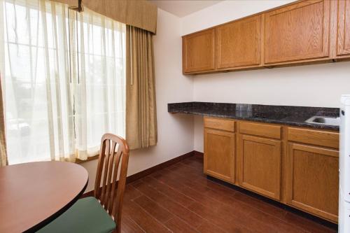 Kuchyň nebo kuchyňský kout v ubytování Hawthorn Suites by Wyndham Allentown-Fogelsville