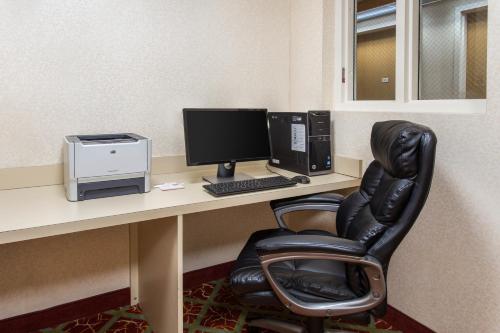 TV a/nebo společenská místnost v ubytování Hawthorn Suites by Wyndham Allentown-Fogelsville