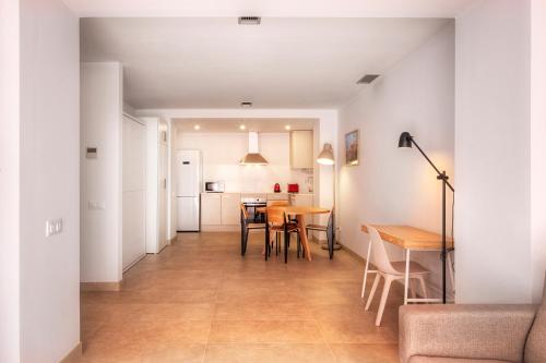 a kitchen and dining room with a table and chairs at Apartaments Lauria in Tarragona
