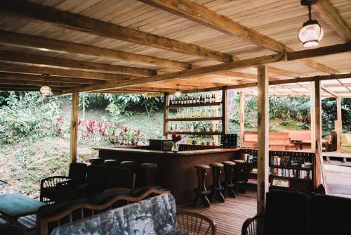 un bar con un montón de sillas en una habitación en Huasquila Amazon Lodge, en Cotundo