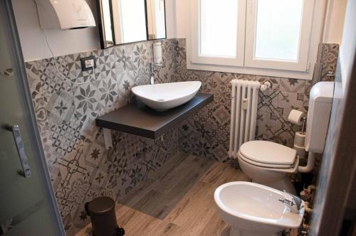 a bathroom with a sink and a toilet at La boutique fronte fiera in Bologna