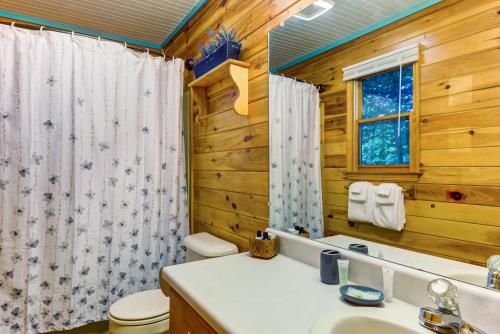 A bathroom at Coffee Creek Cabin
