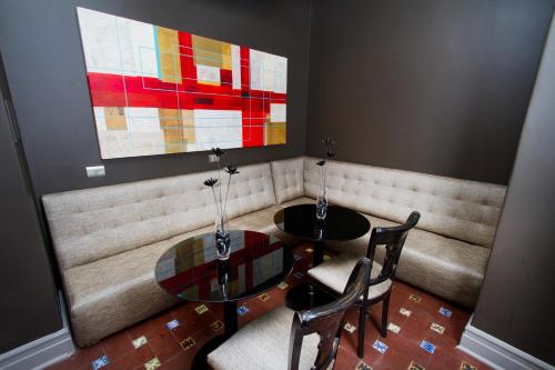 un restaurante con 2 mesas y sillas y una pintura en Casa Bueras Boutique Hotel, en Santiago