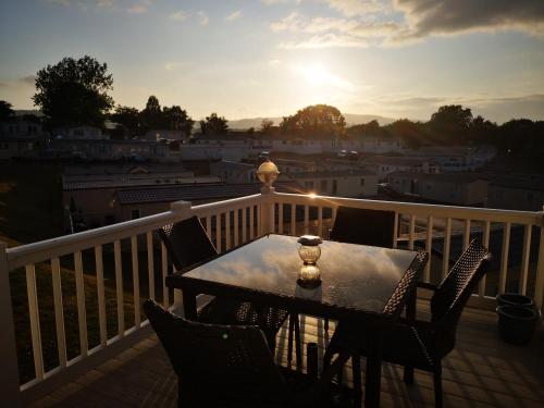 Μπαλκόνι ή βεράντα στο Trevellian - Spacious Scenic Lodge - Tranquil Retreat