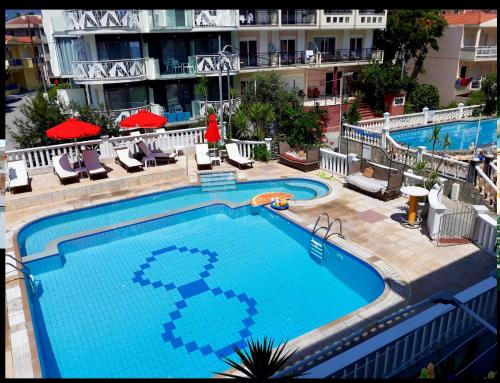 Hotel Samaras Beach veya yakınında bir havuz manzarası
