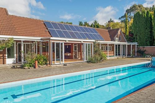 una casa con paneles solares en el techo en The 540 Lodge en Masterton
