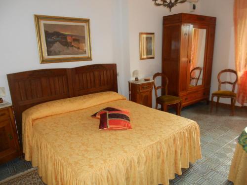 a bedroom with a bed with a dresser and chairs at Hotel Rosati in Chiusi