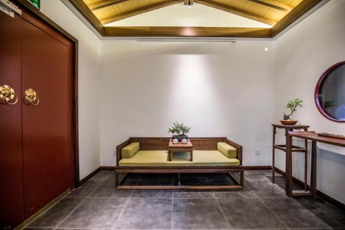 a waiting room with a couch and a table at Beijing Heyuan Courtyard Hotel (Forbidden City) in Beijing