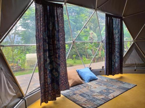 Zimmer mit einem großen Fenster in einem Kuppelzelt in der Unterkunft selvamorena in Mocoa