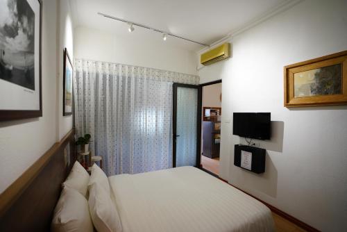 A bed or beds in a room at Elegant Studio Yet Kieu