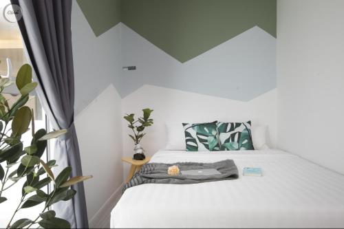 Tempat tidur dalam kamar di Gorgeous Nature Inspired Family Pad Downtown - Sutera Avenue B25