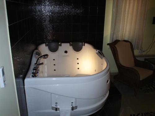 a bathroom with a tub in the shape of a face at Oasi in Kato Loutraki