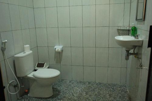 a bathroom with a toilet and a sink at Ayuna Family Ubud in Ubud