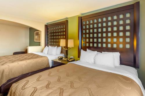 מיטה או מיטות בחדר ב-Quality Suites Sherman