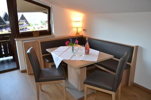 a table with two chairs and a table with flowers on it at Gästehaus Elisabeth in Radstadt