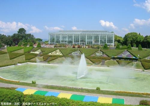 a fountain in front of a large glass building at Hotel Sorriso Hamamatsu in Hamamatsu