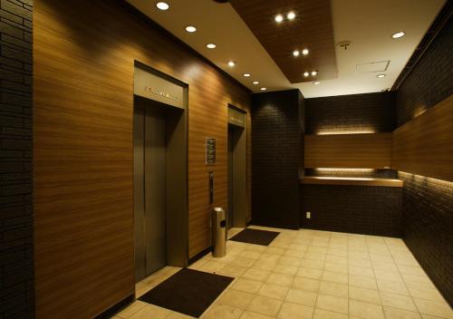 un pasillo con ascensor en un edificio en Hotel Sorriso Hamamatsu, en Hamamatsu