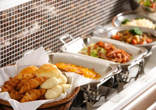 a basket of food on a counter with different foods at Hotel Sorriso Hamamatsu in Hamamatsu